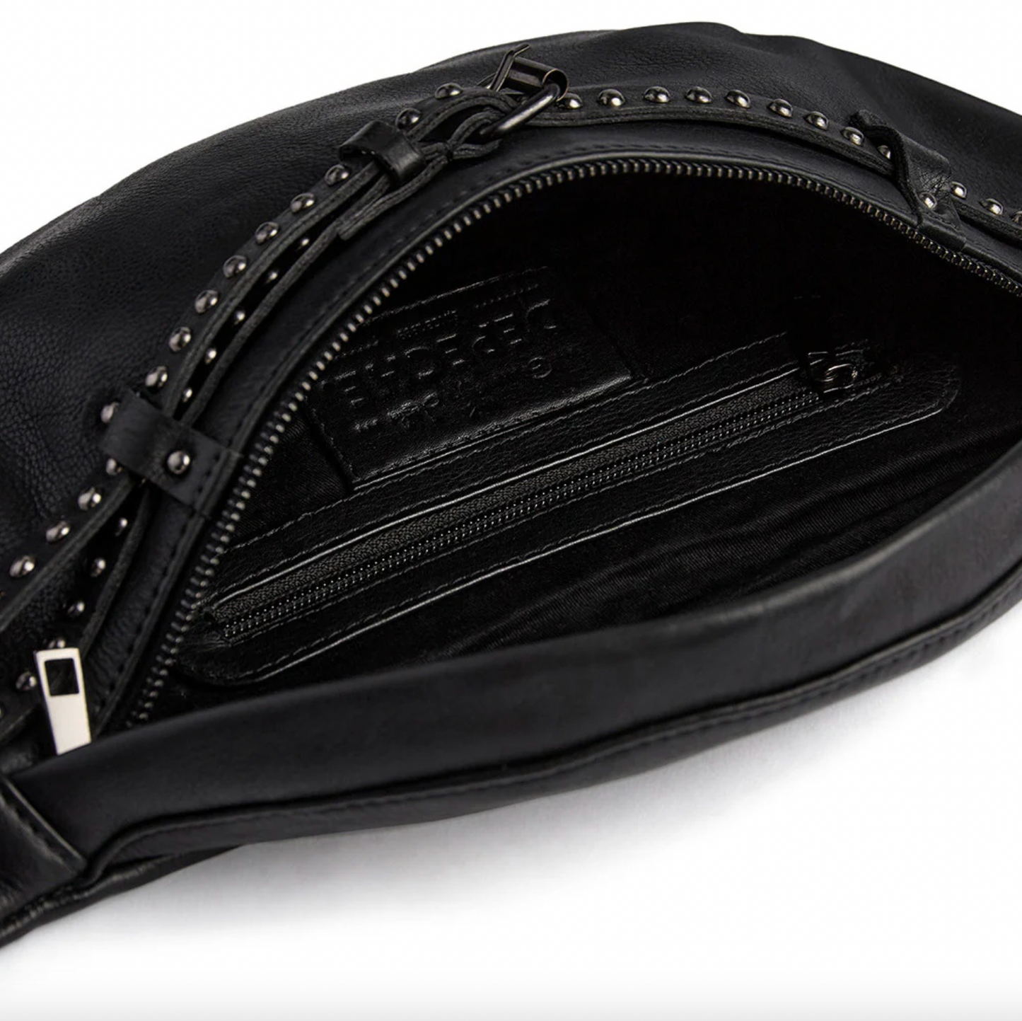 Gürteltasche mit Nieten