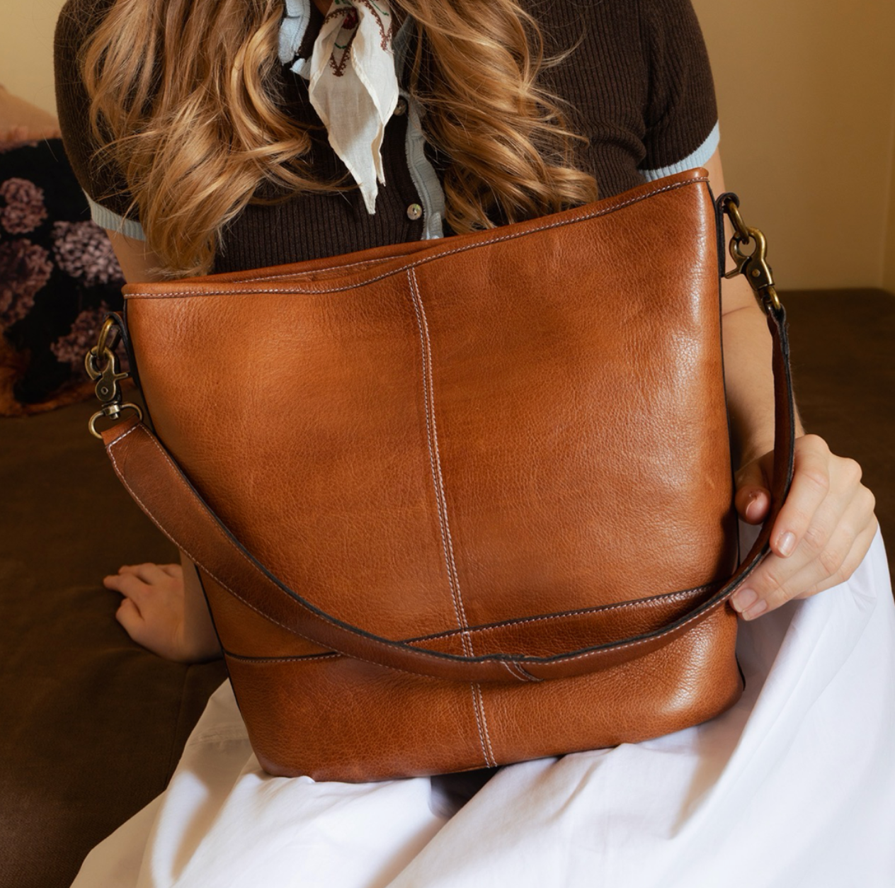 Schultertasche Nomi walnut