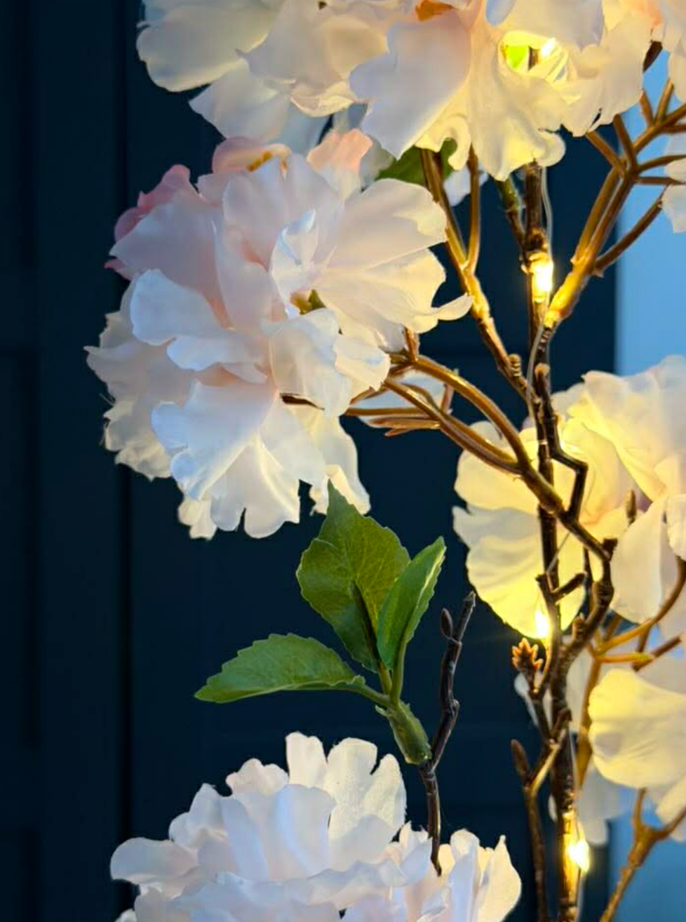 Japanischer Kirschzweig mit Lichterkette - Rosa