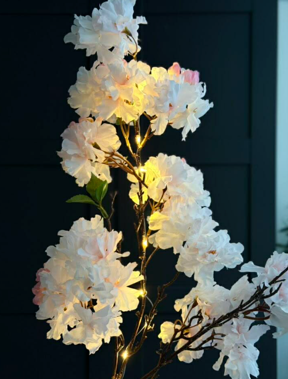 Japanischer Kirschzweig mit Lichterkette - Rosa