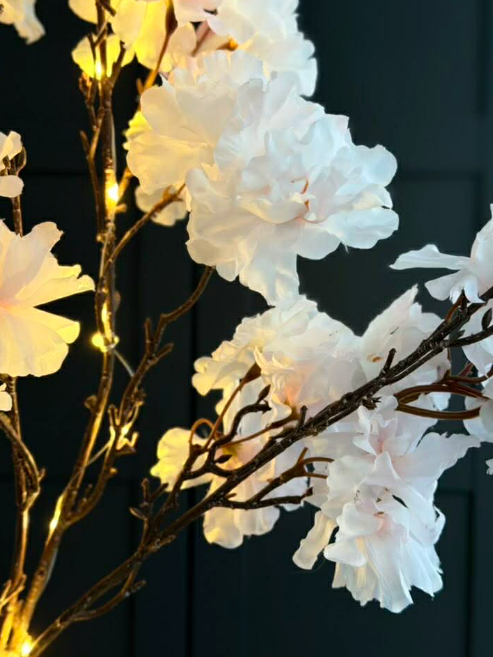 Japanischer Kirschzweig mit Lichterkette - Rosa