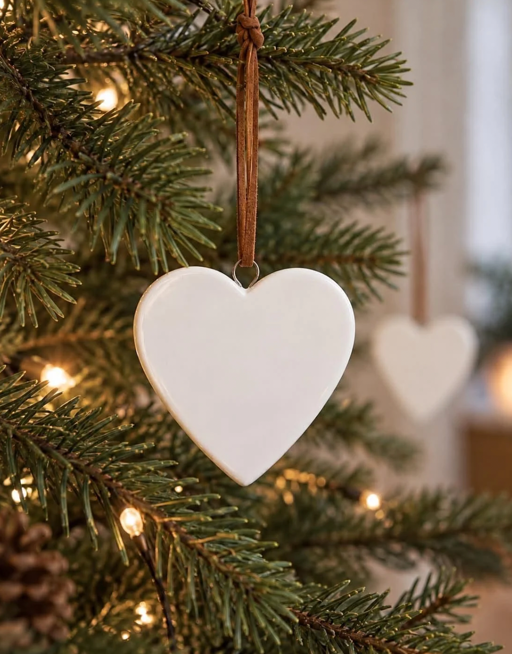 Weihnachtsherz Keramik - Weiß / Rot – Weihnachtsanhänger