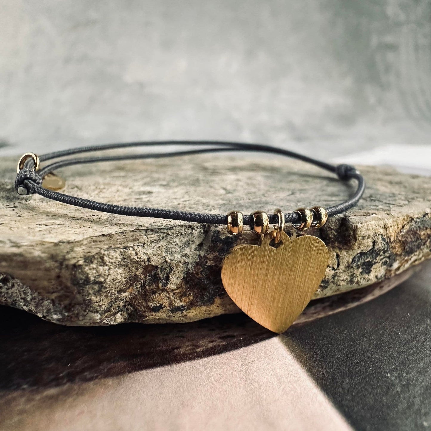 Armbånd m. Børstet hjerte - VIAMAJA.DK