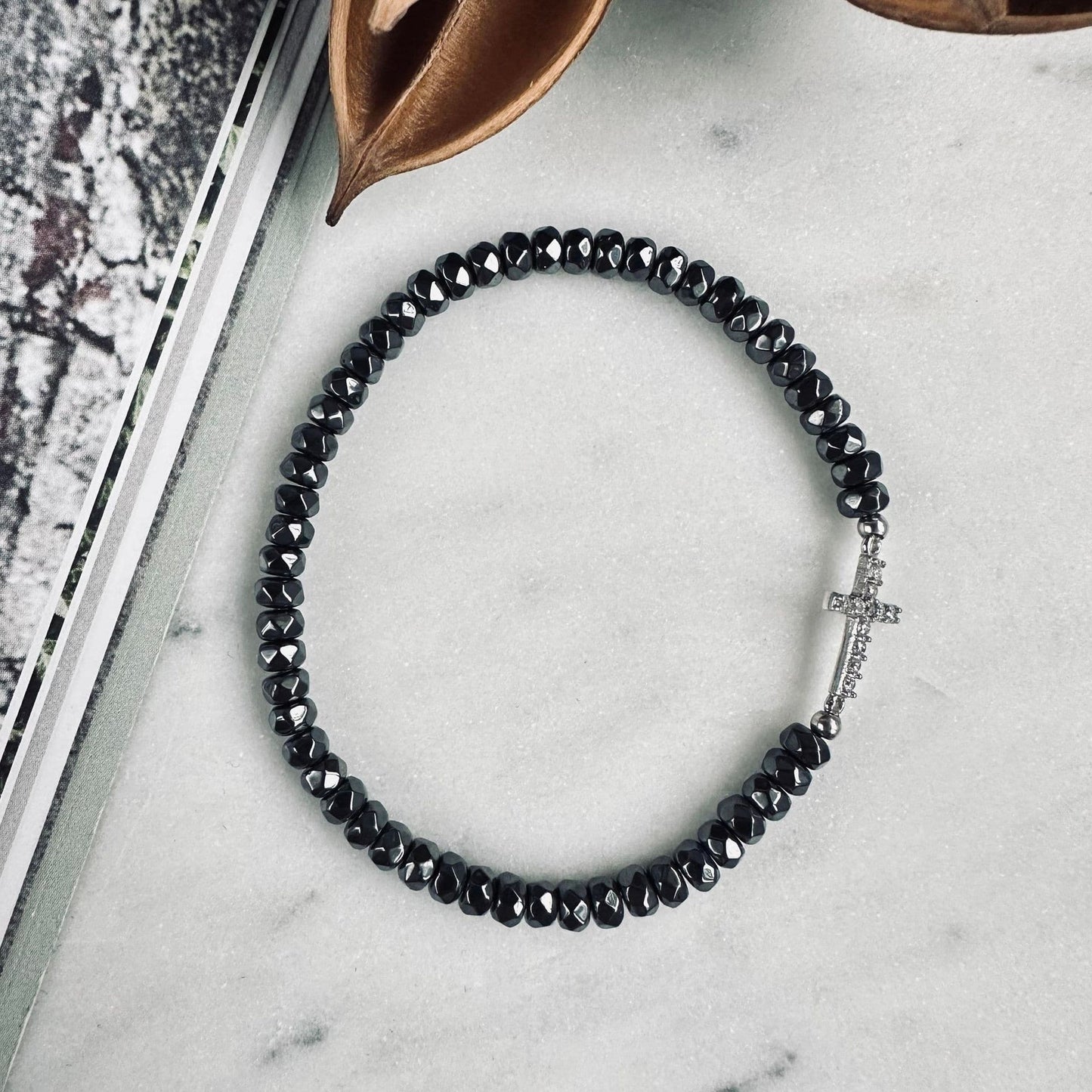 Armbånd Nikki hematite - Sterling silver kors - VIAMAJA.DK