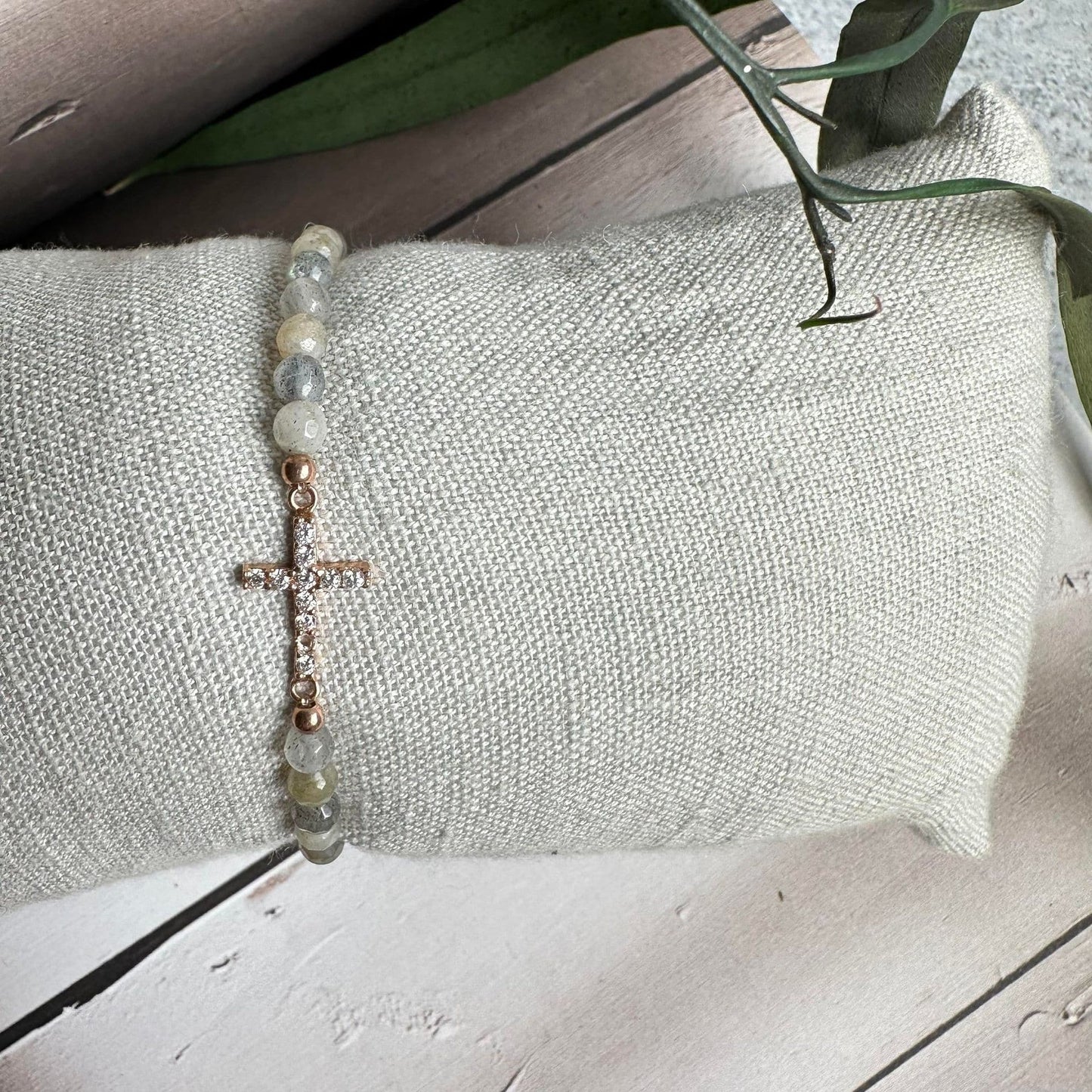 Armbånd Nikki pyrit - forgyldt Sterling silver kors - VIAMAJA.DK