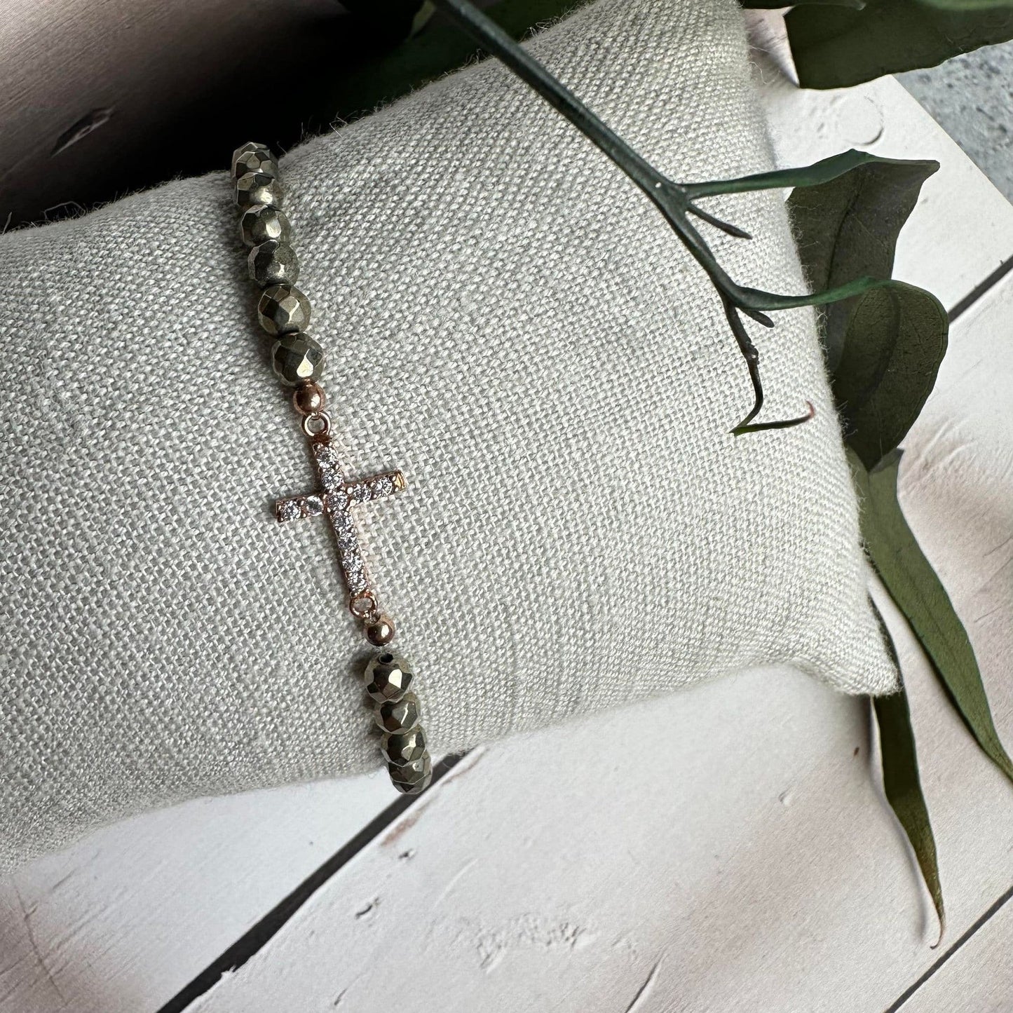 Armbånd Nikki pyrit Onyx - Forgyldt Sterling silver kors - VIAMAJA.DK
