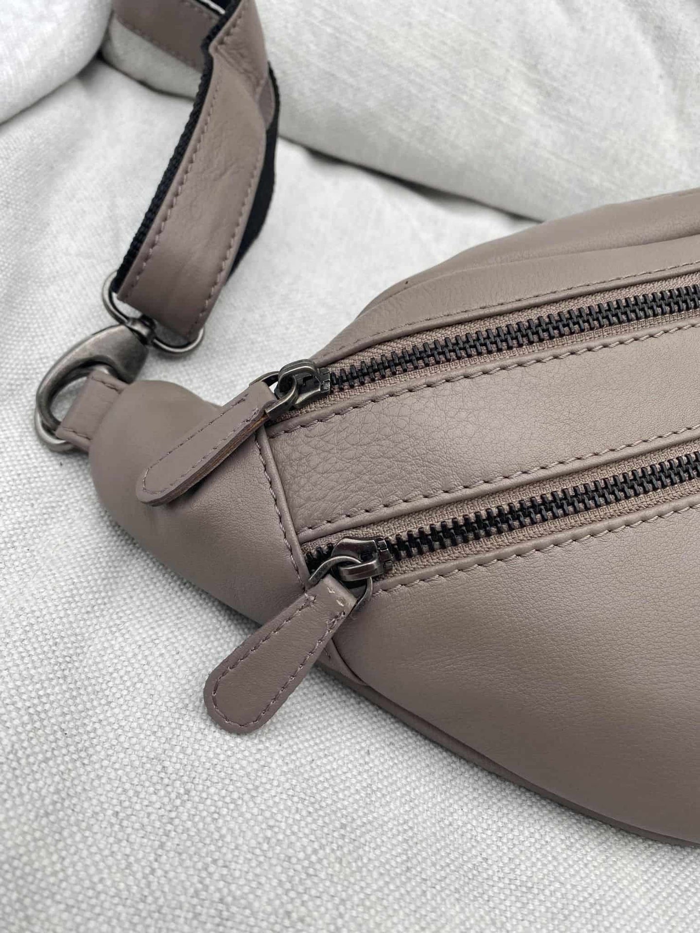 Bæltetaske i det blødeste skind LINA taupe beige - VIAMAJA.DK