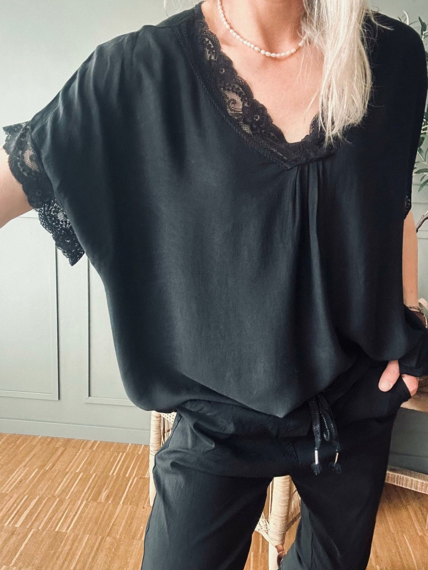 Bluse med blonde – Black oversize - VIAMAJA.DK