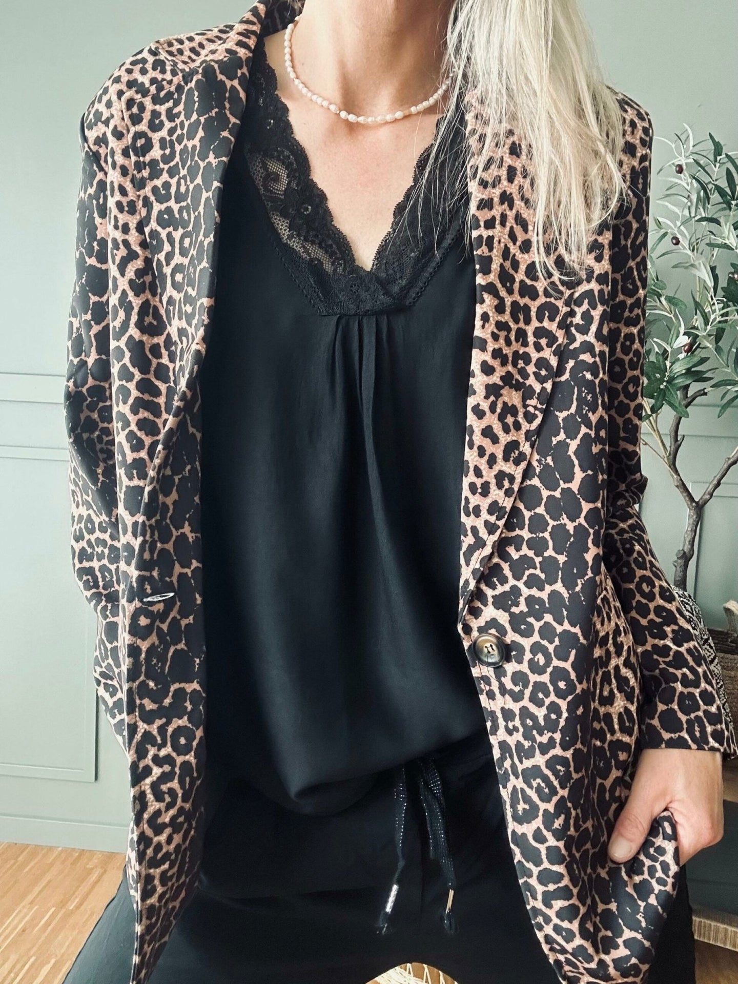 Bluse med blonde – Black oversize - VIAMAJA.DK