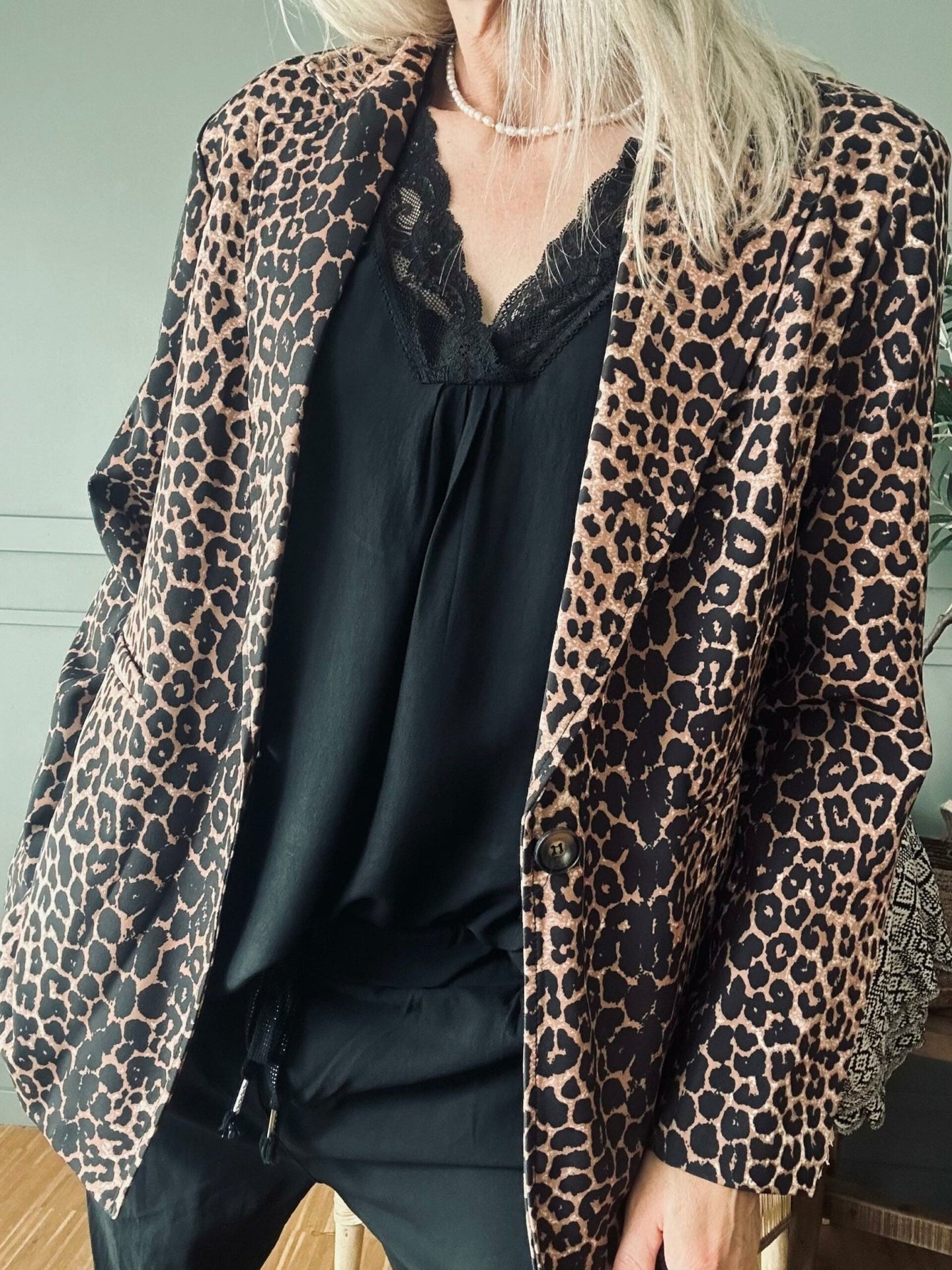 Bluse med blonde – Black oversize - VIAMAJA.DK