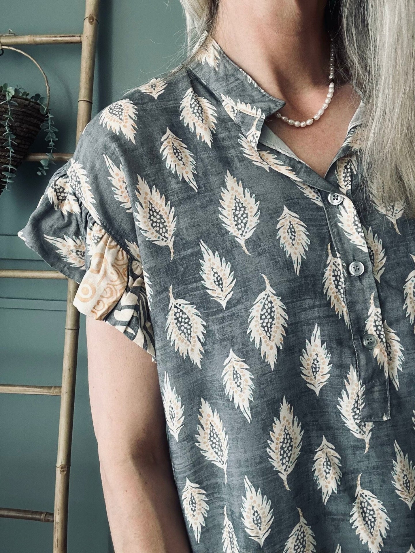 Bluse med flæsekant – Grey Nadia - VIAMAJA.DK