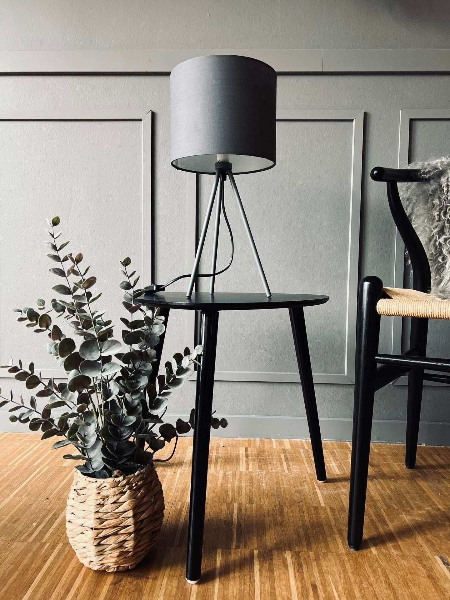 Bordlampe - Grå på ben - VIAMAJA.DK
