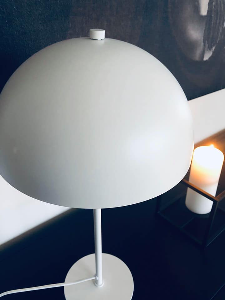 Bordlampe i mat hvid metal - VIAMAJA