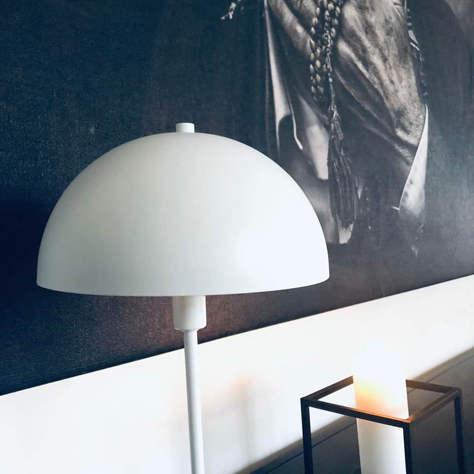 Bordlampe i mat hvid metal - VIAMAJA