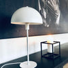 Tischlampe aus mattweißem Metall