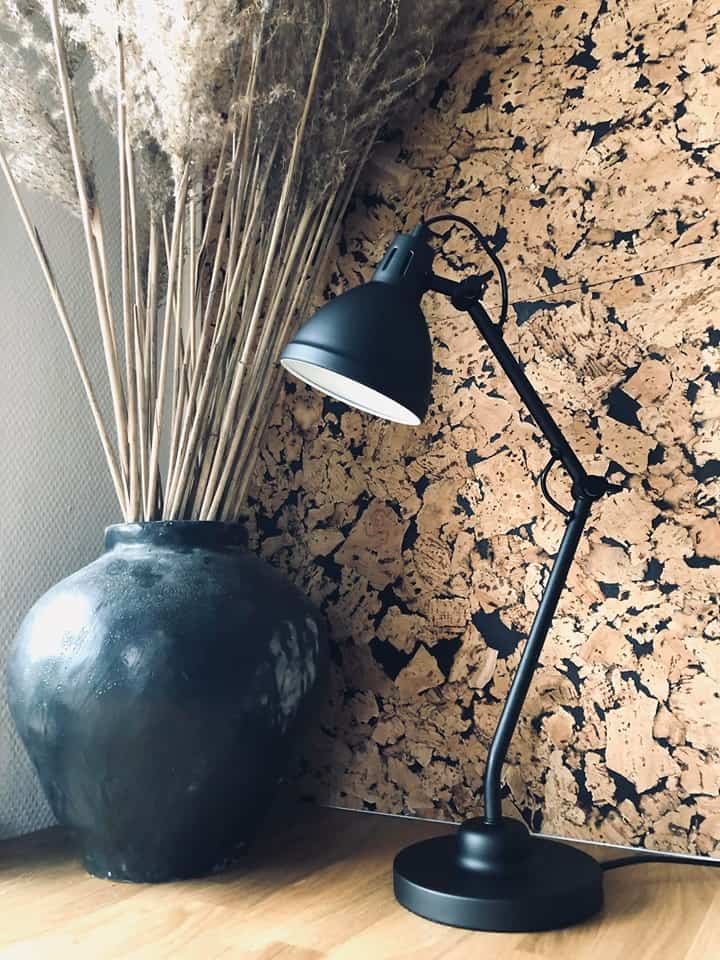 Bordlampe med "knæk" - Sort metal - VIAMAJA