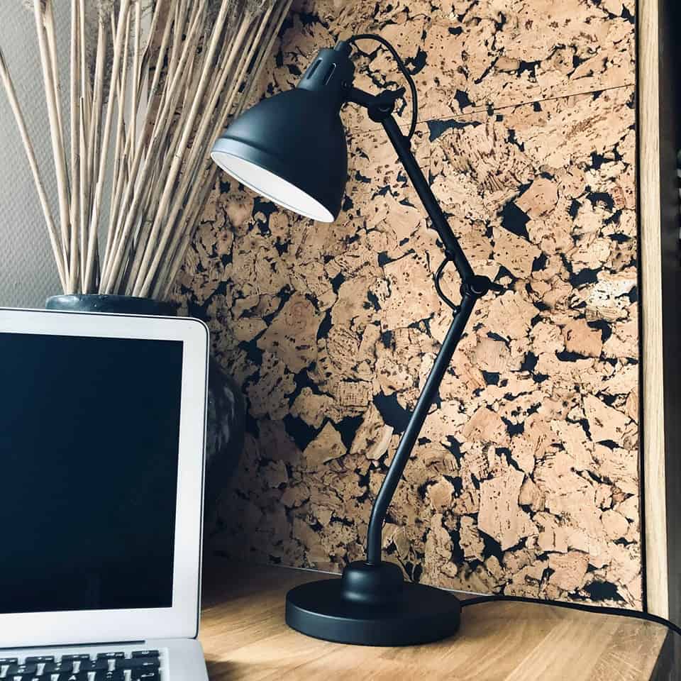 Bordlampe med "knæk" - Sort metal - VIAMAJA