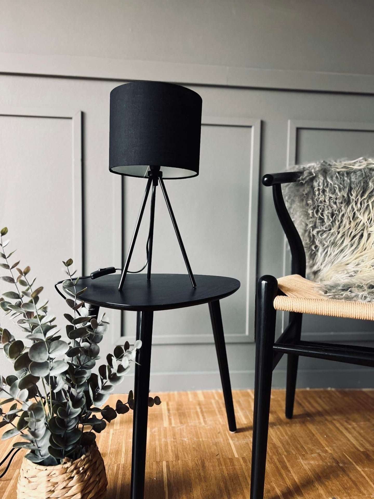 Bordlampe - Sort på ben - VIAMAJA.DK