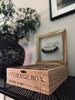 Box mit Aufschrift
