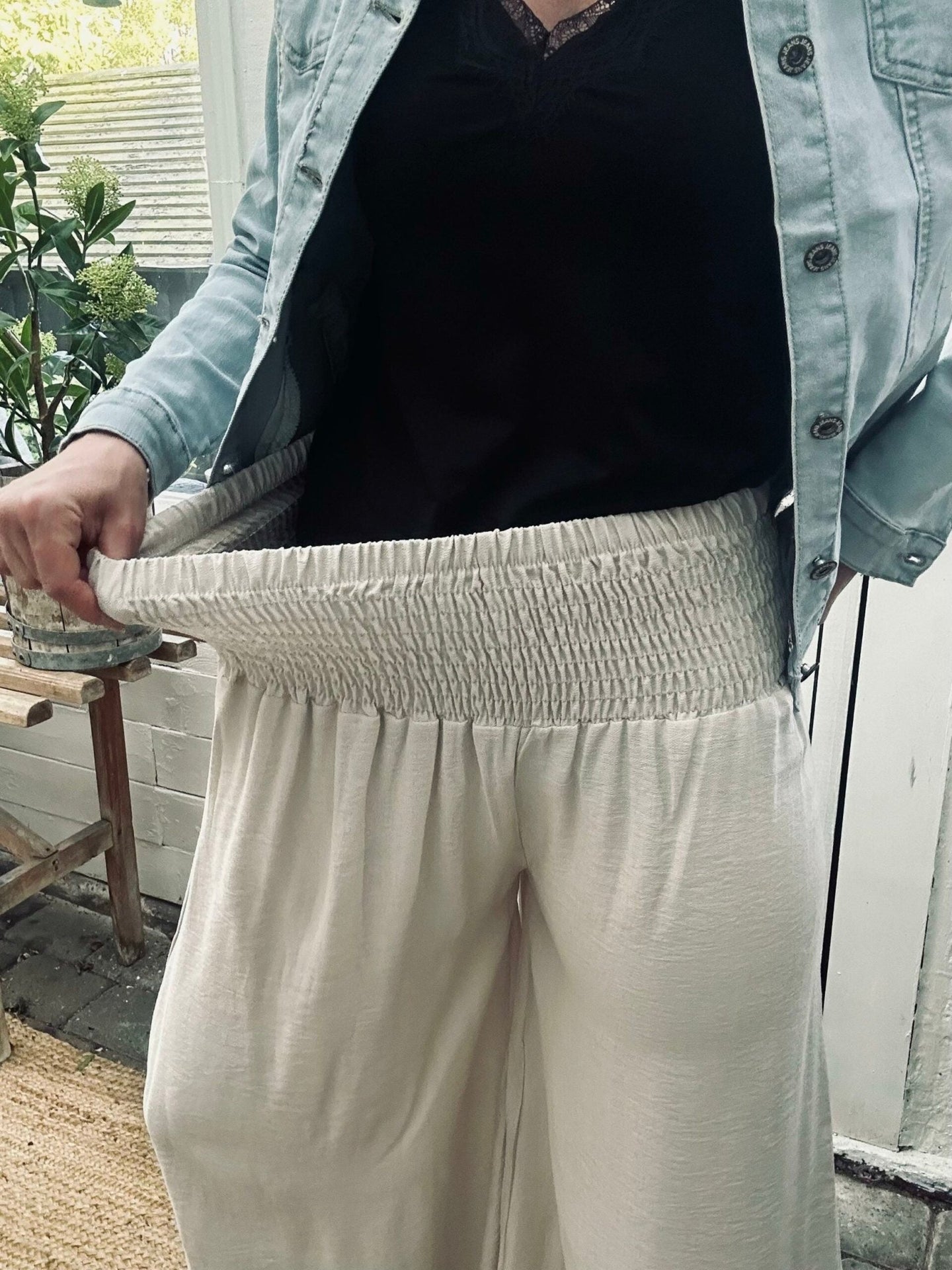 Bukser med stretch i taljen og lange ben - Lys beige - VIAMAJA.DK