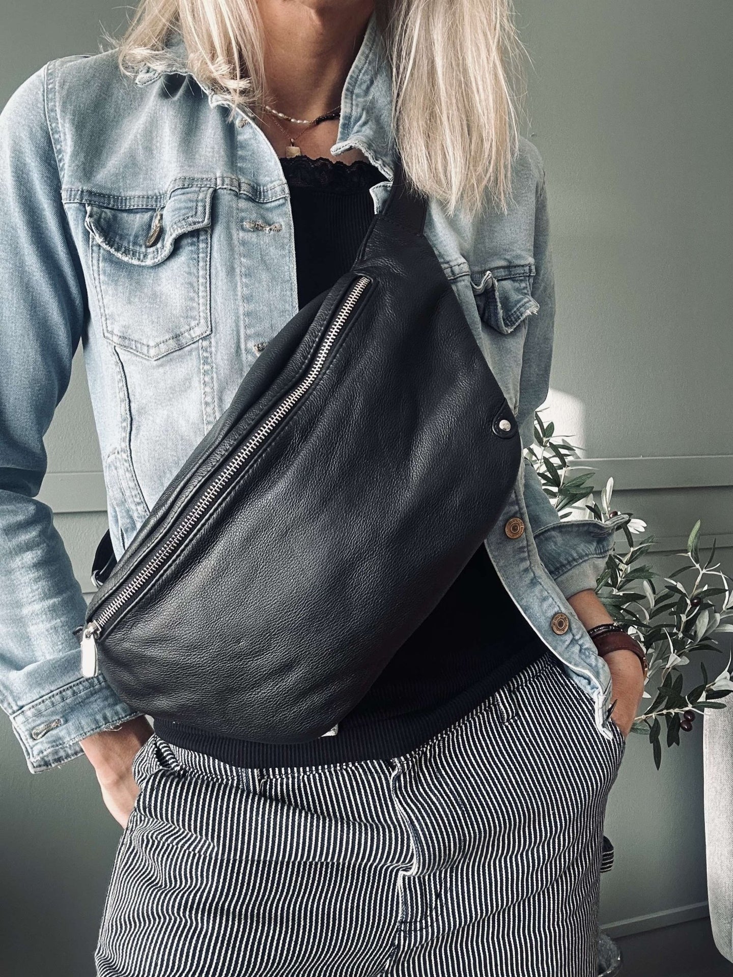 Bumbag Aura Big Black - VIAMAJA.DK