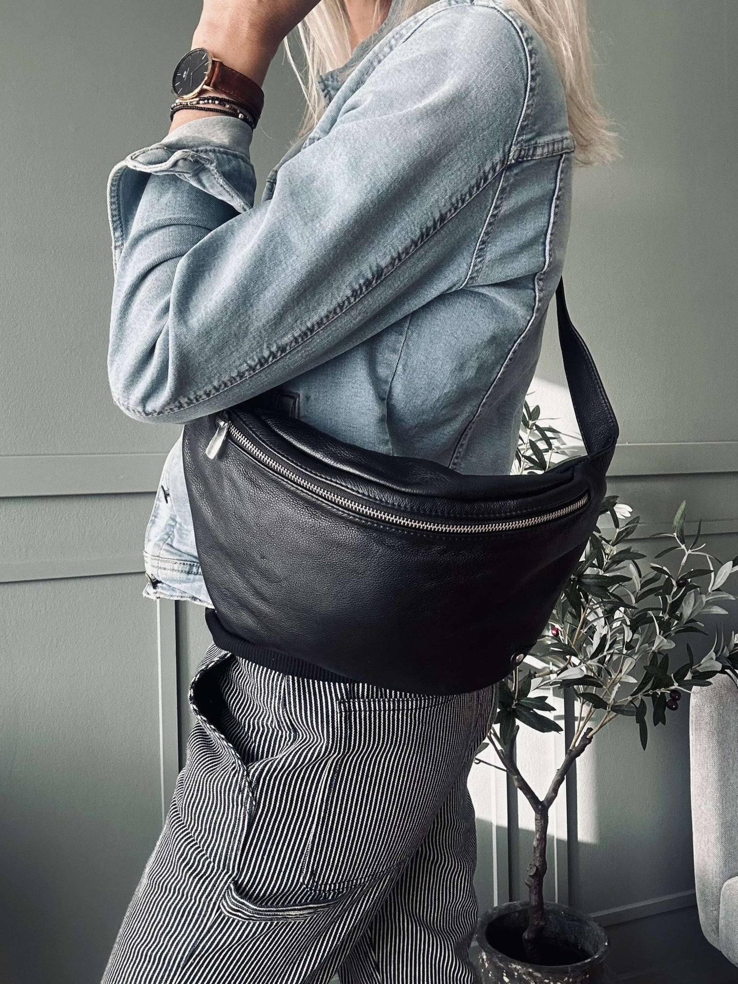 Bumbag Aura Big Black - VIAMAJA.DK