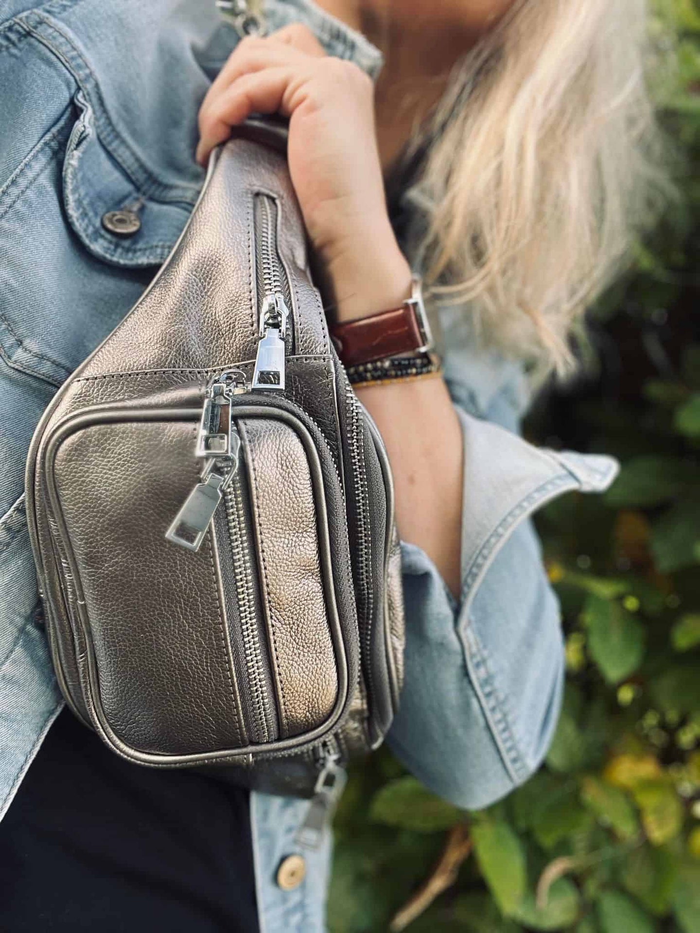 Bumbag MAY med sølv lynlås – Sølv læder - VIAMAJA.DK