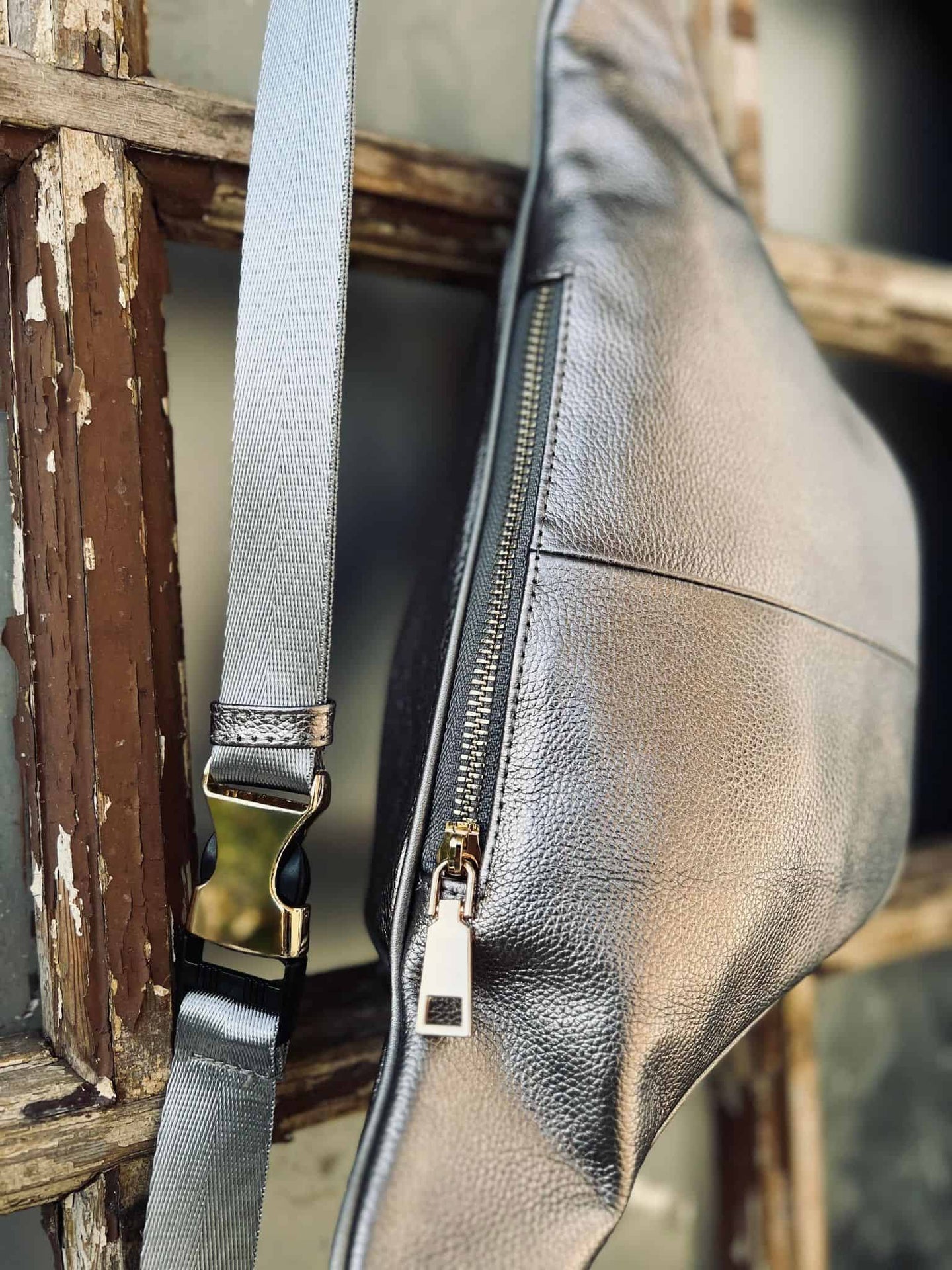 Bumbag MAY – Sølv læder med Guld lynlås - VIAMAJA.DK