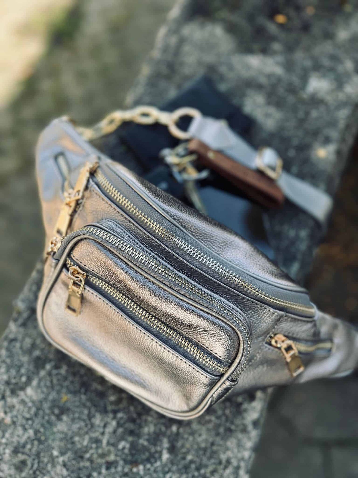 Bumbag MAY – Sølv læder med Guld lynlås - VIAMAJA.DK