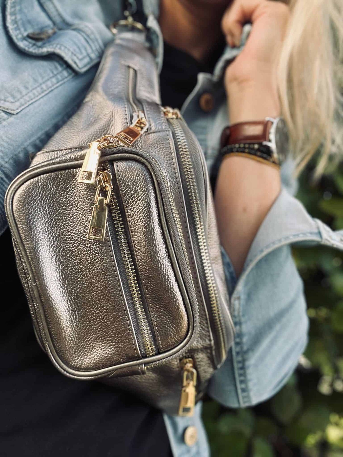 Bumbag MAY – Sølv læder med Guld lynlås - VIAMAJA.DK