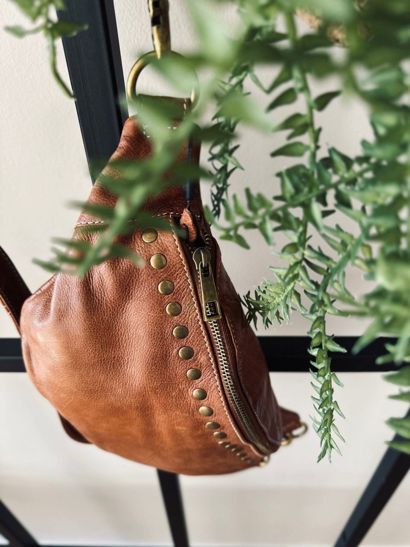 Bumbag med nitter – Walnut - VIAMAJA.DK