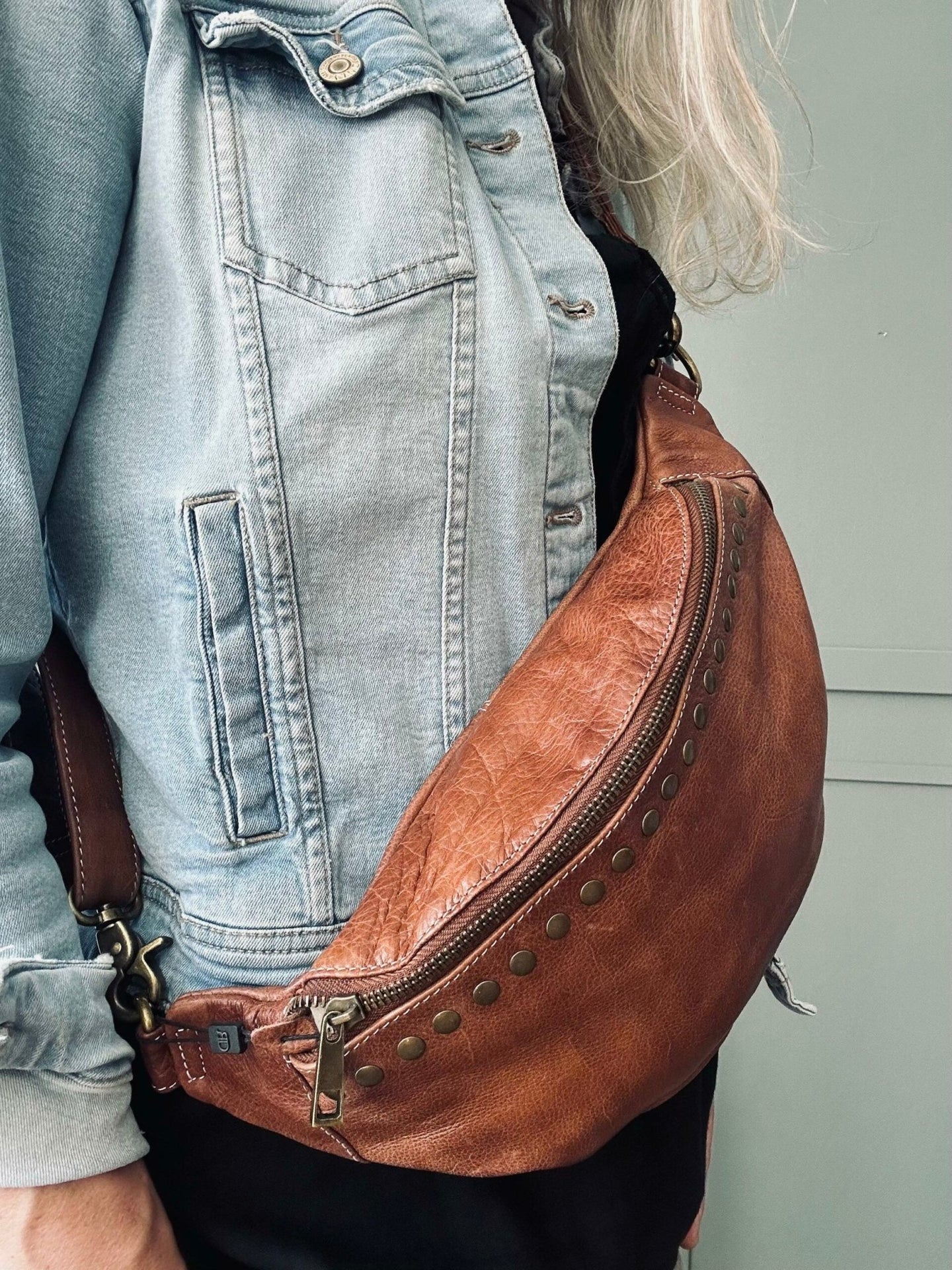 Bumbag med nitter – Walnut - VIAMAJA.DK