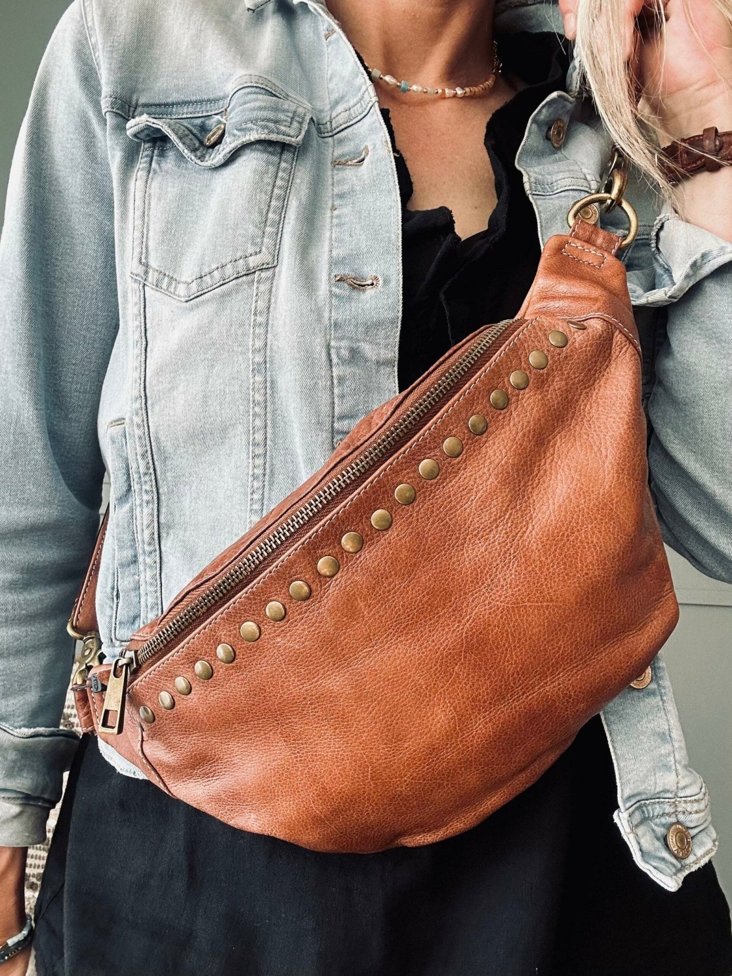 Bumbag med nitter – Walnut - VIAMAJA.DK