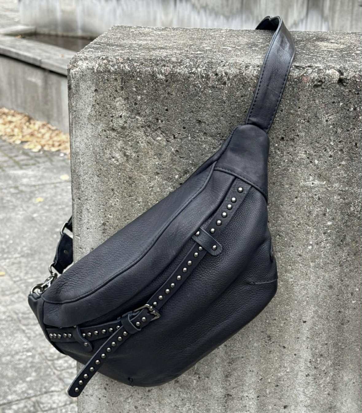 Gürteltasche mit Nieten