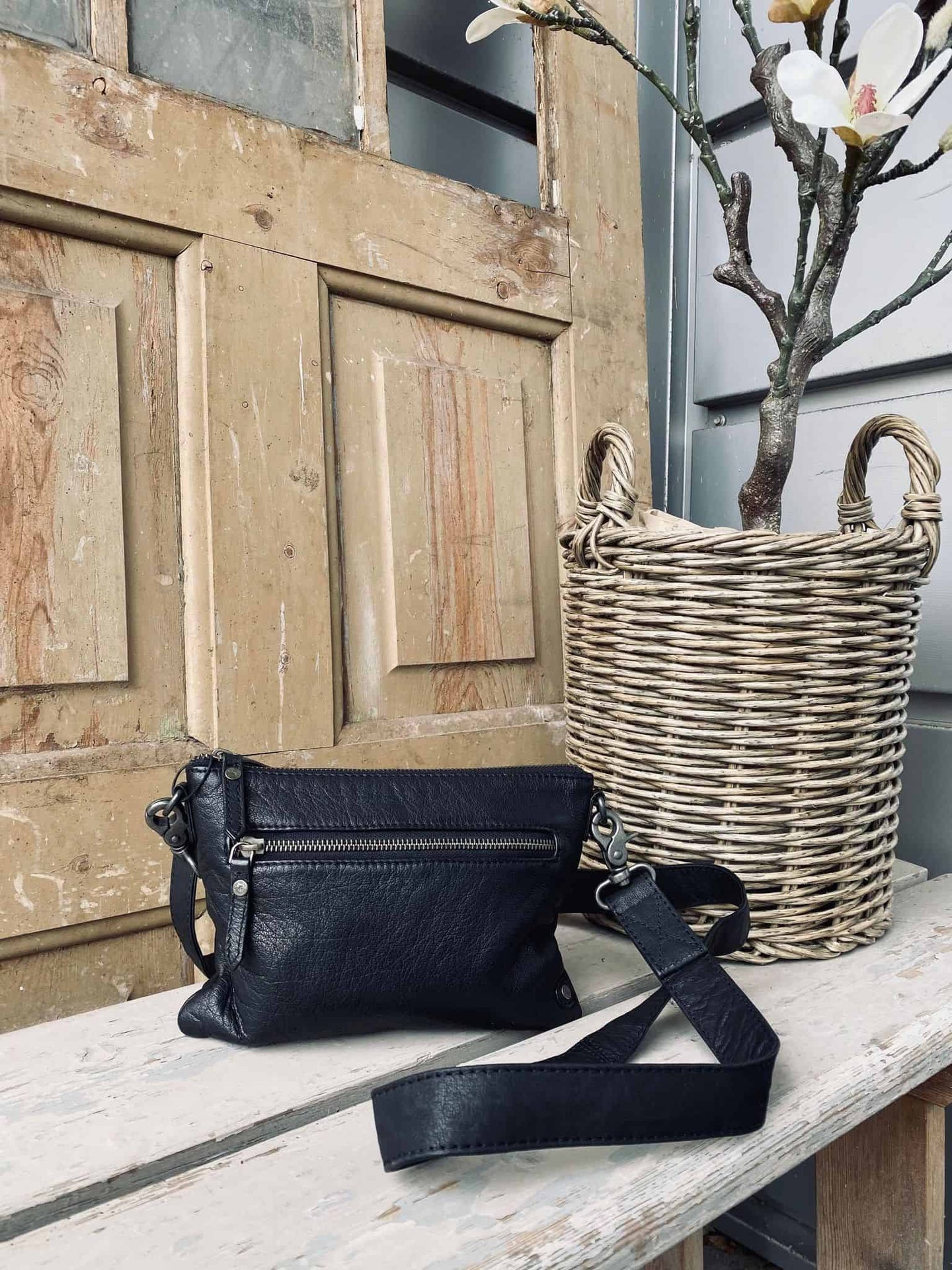 Clutch BELLA i vasket og blød skindkvalitet - VIAMAJA.DK