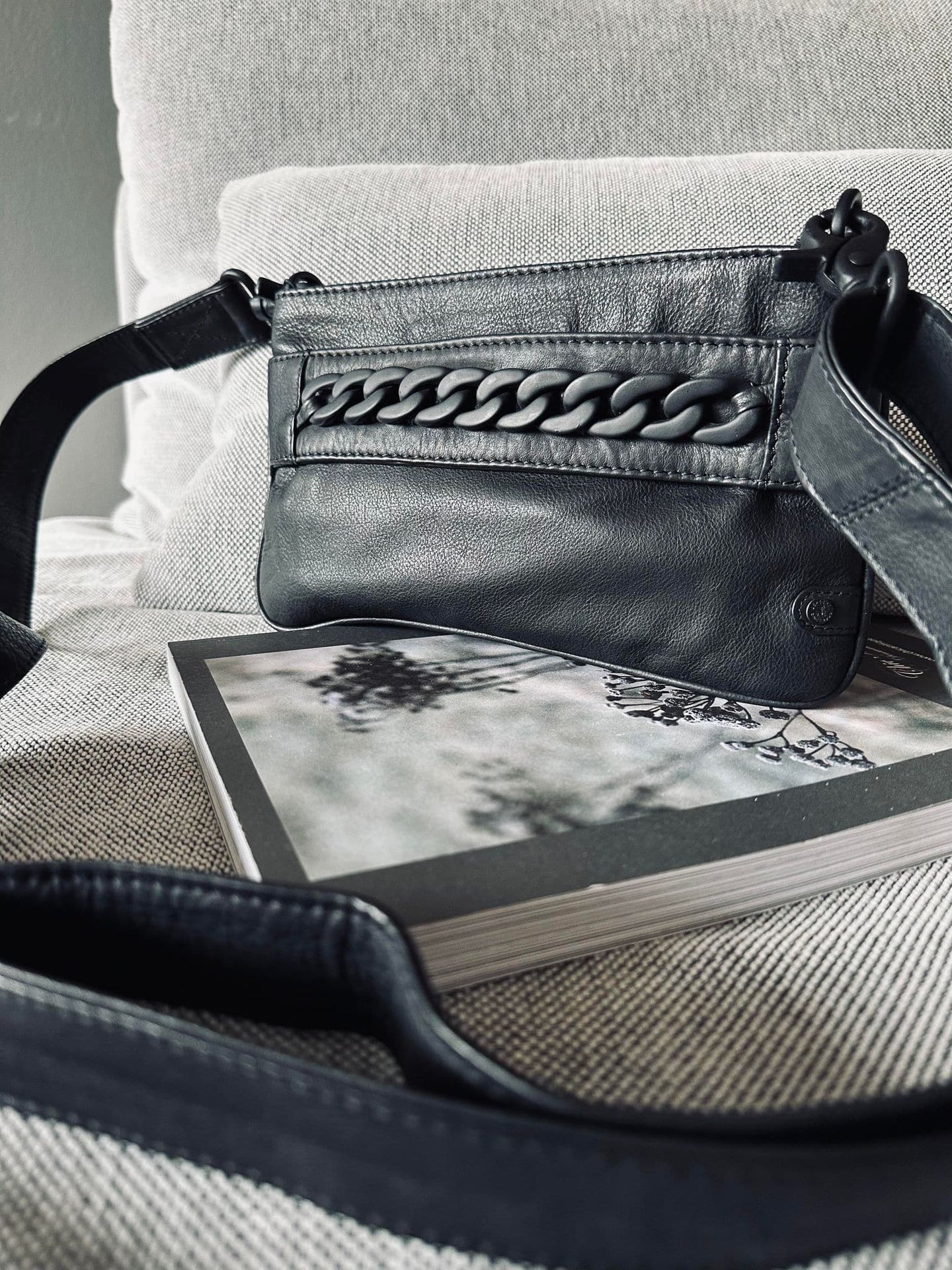 Clutch Black - dekoreret med metalkæde - VIAMAJA.DK
