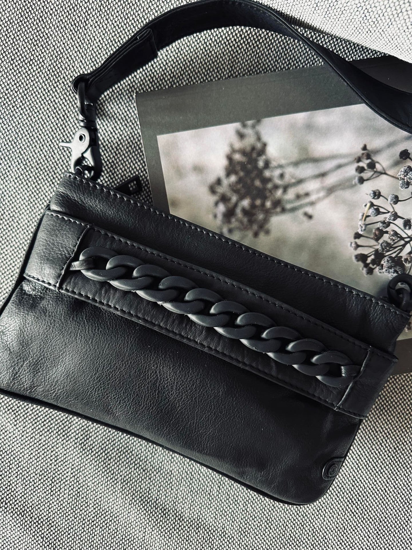 Clutch Black - dekoreret med metalkæde - VIAMAJA.DK