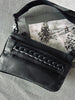 Clutch Schwarz - dekoriert mit Metallkette