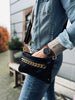 Clutch aus weichem Leder - verziert mit Metallkette