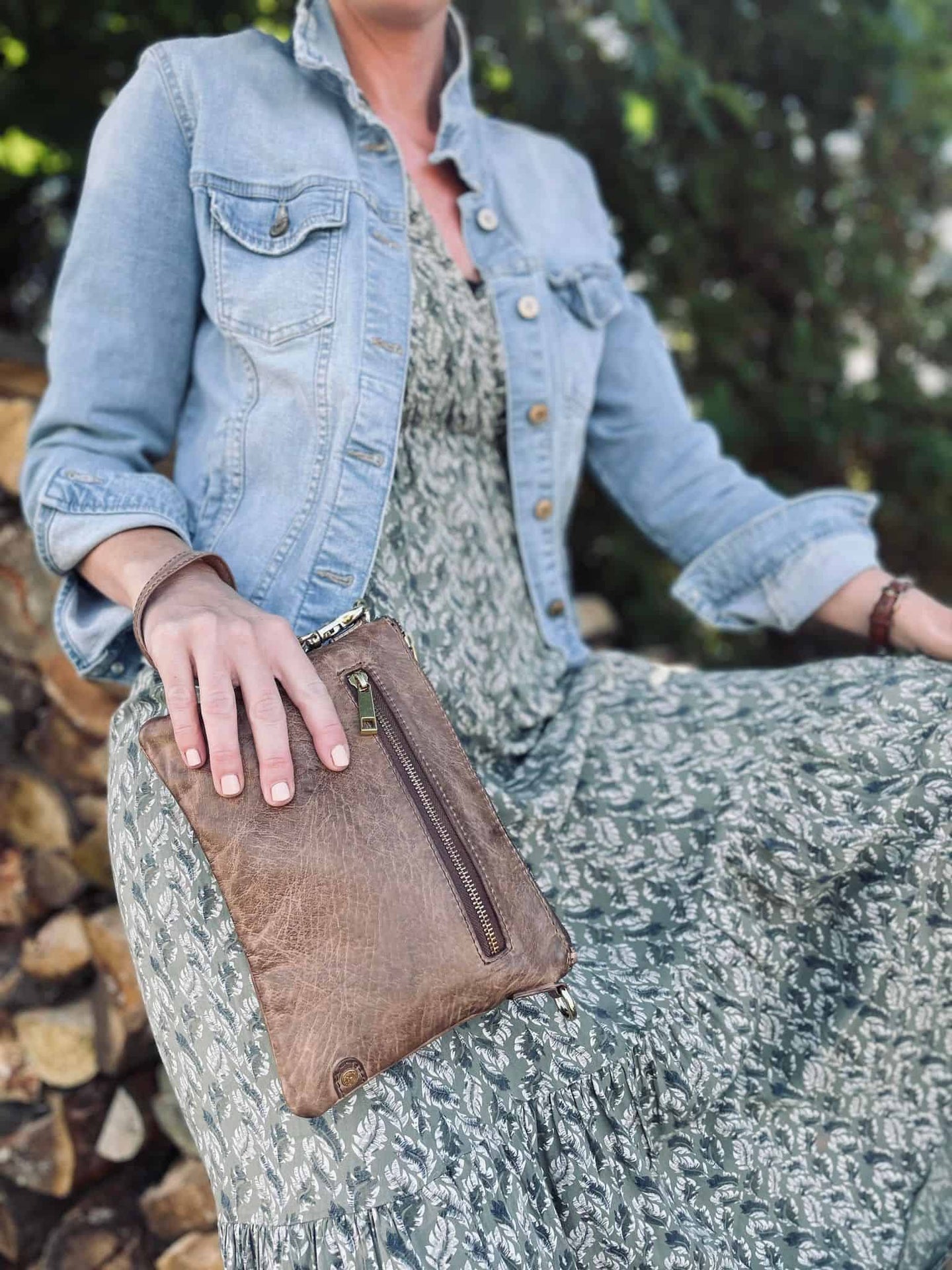 Clutch i blødt skind - MESSI Taupe - VIAMAJA.DK