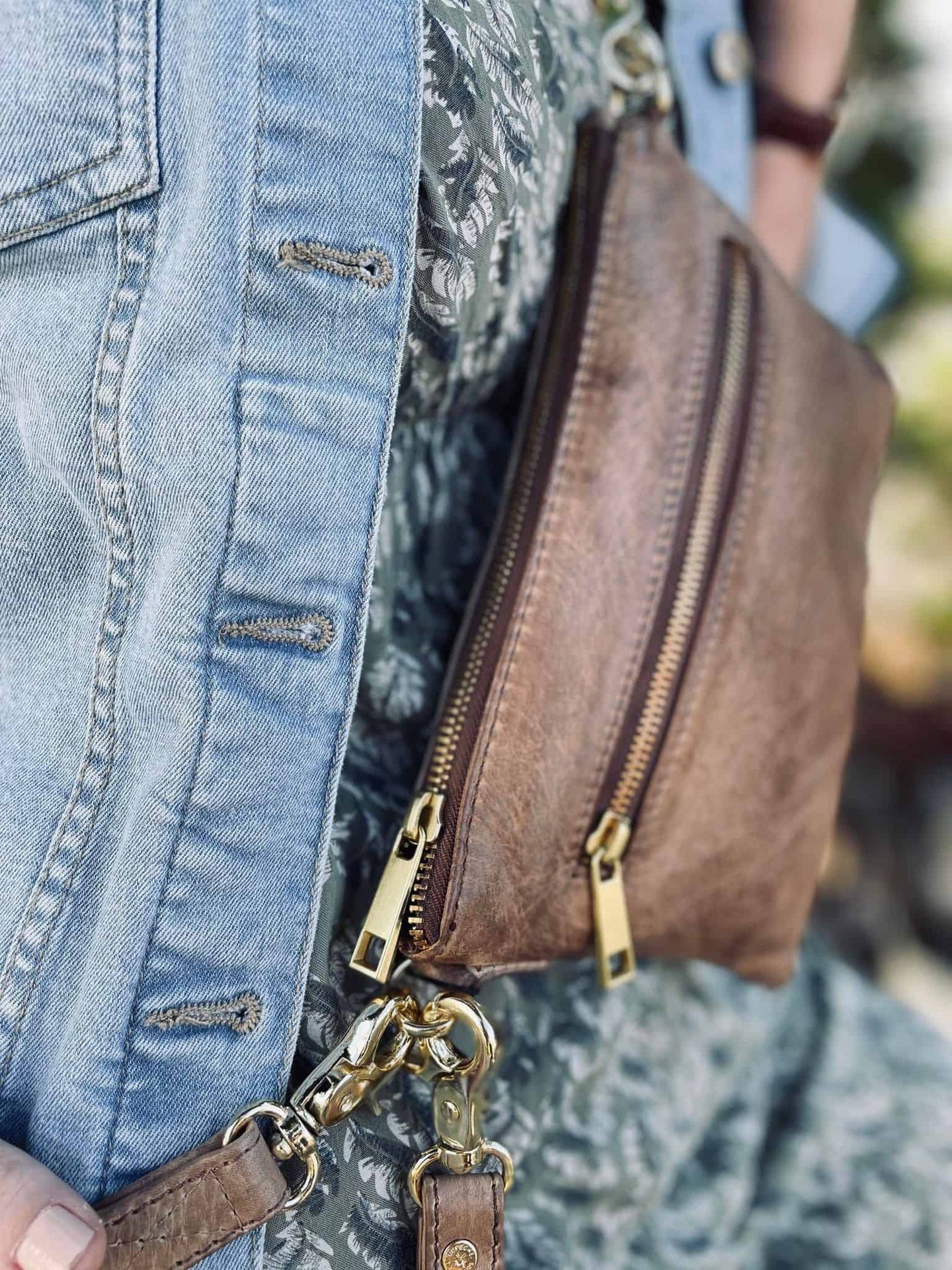 Clutch i blødt skind - MESSI Taupe - VIAMAJA.DK