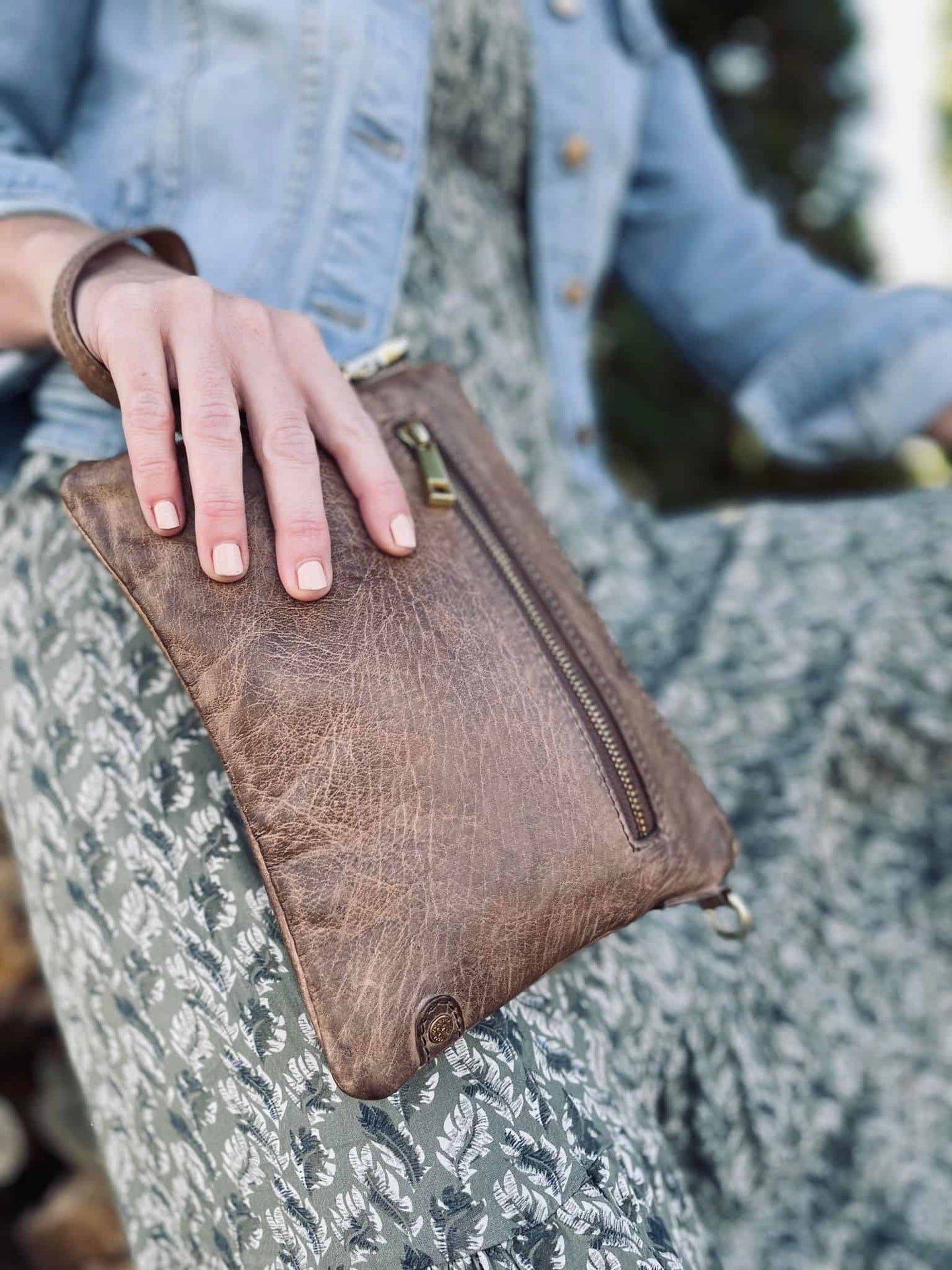 Clutch i blødt skind - MESSI Taupe - VIAMAJA.DK