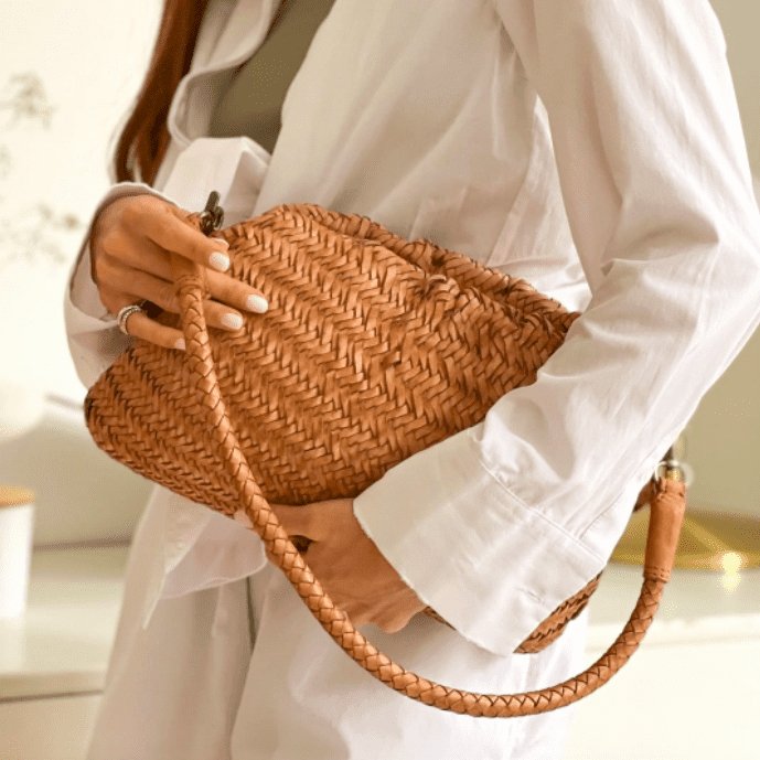 Clutch / lædertaske HELLA flettet mønster – Brun - VIAMAJA