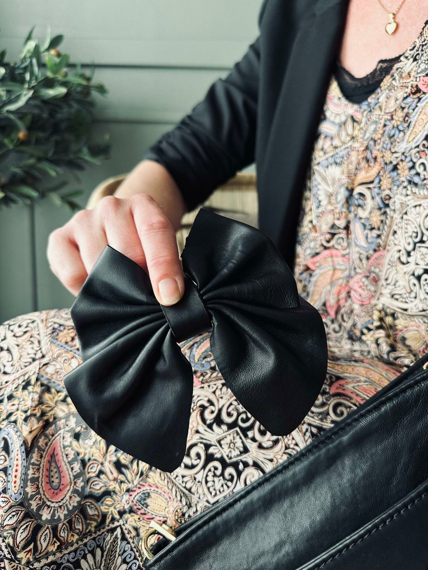Clutch med sløjfe – Black leather - VIAMAJA.DK