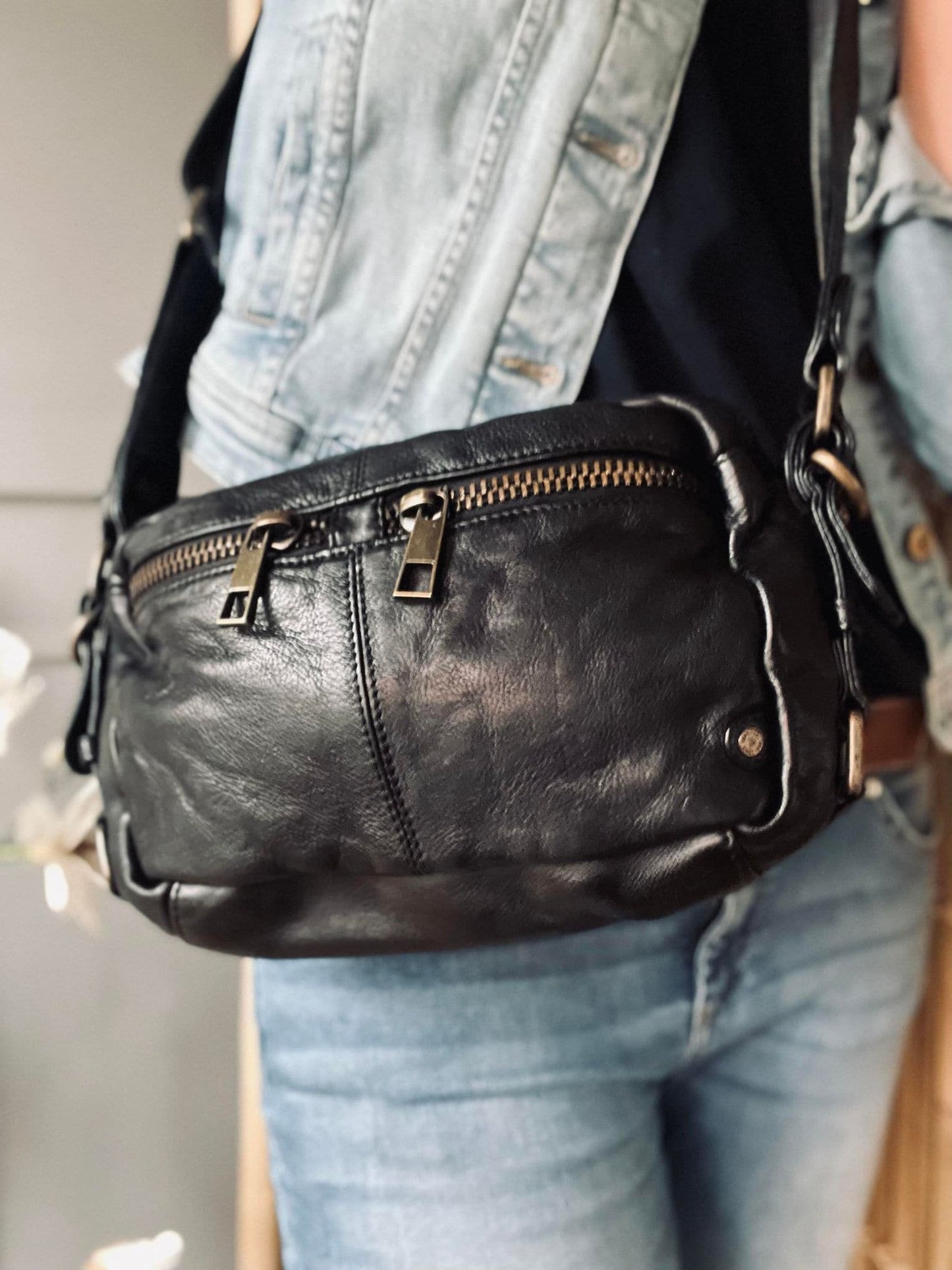 Cool crossbody taske KALLI - kraftig skind - VIAMAJA.DK