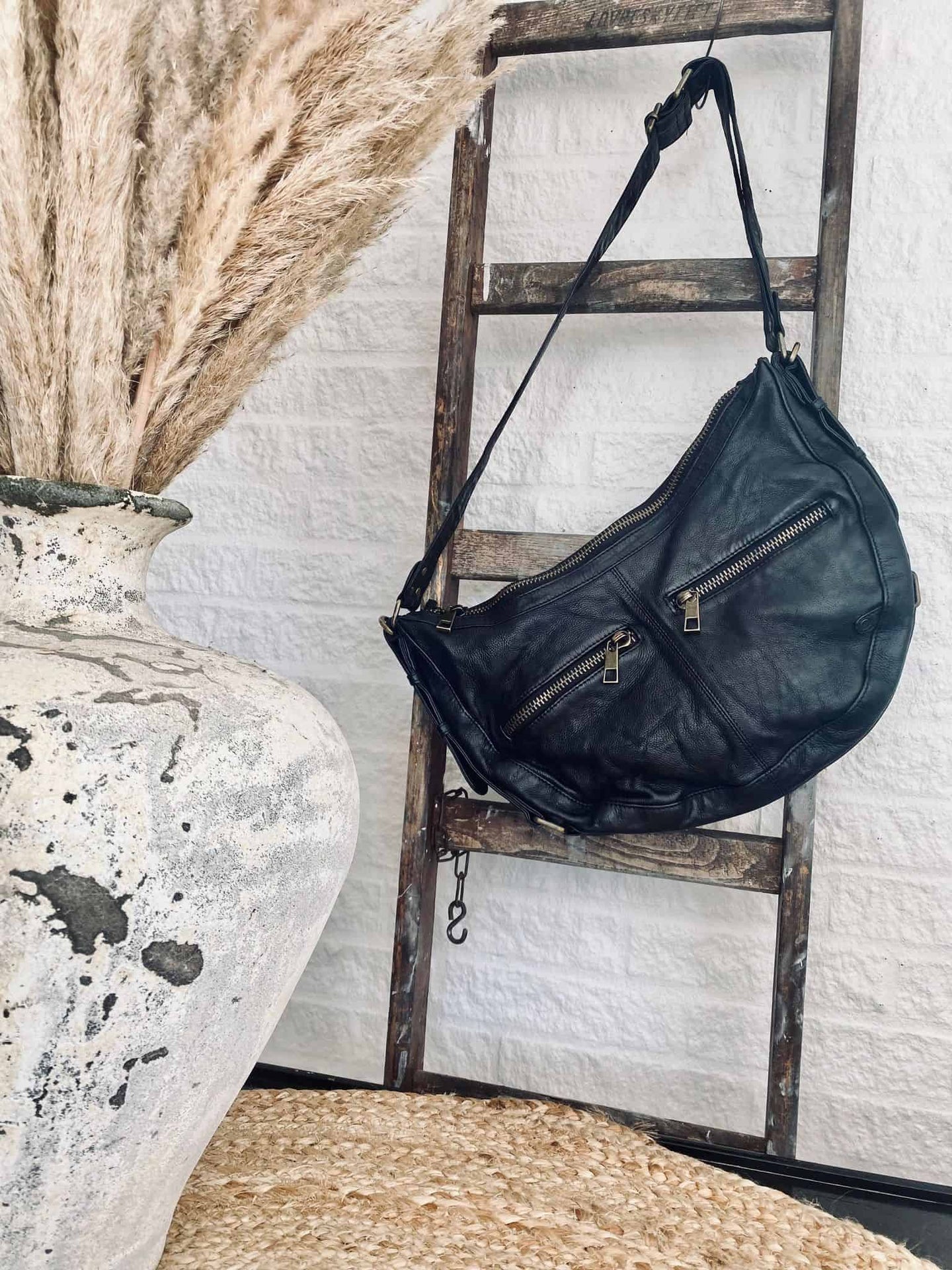Cool læder skuldertaske i vintage look - Black - VIAMAJA.DK