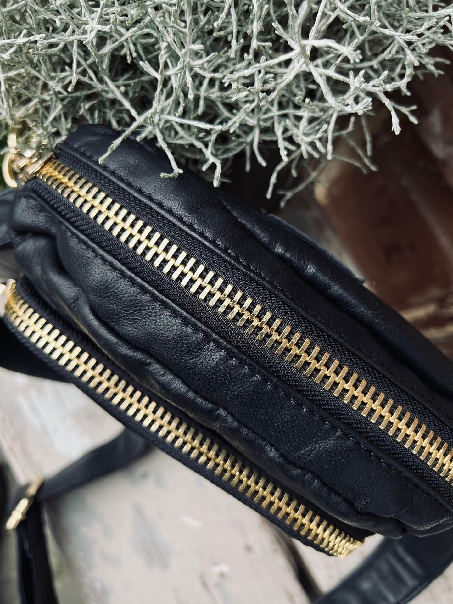 Cross over MIKA – Black / Gold - VIAMAJA.DK