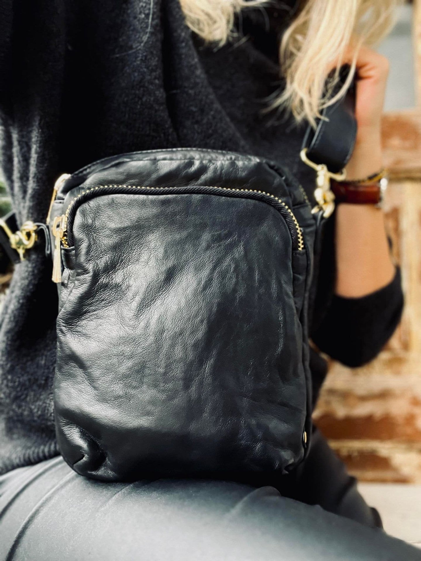 Cross over MIKA – Black / Gold - VIAMAJA.DK
