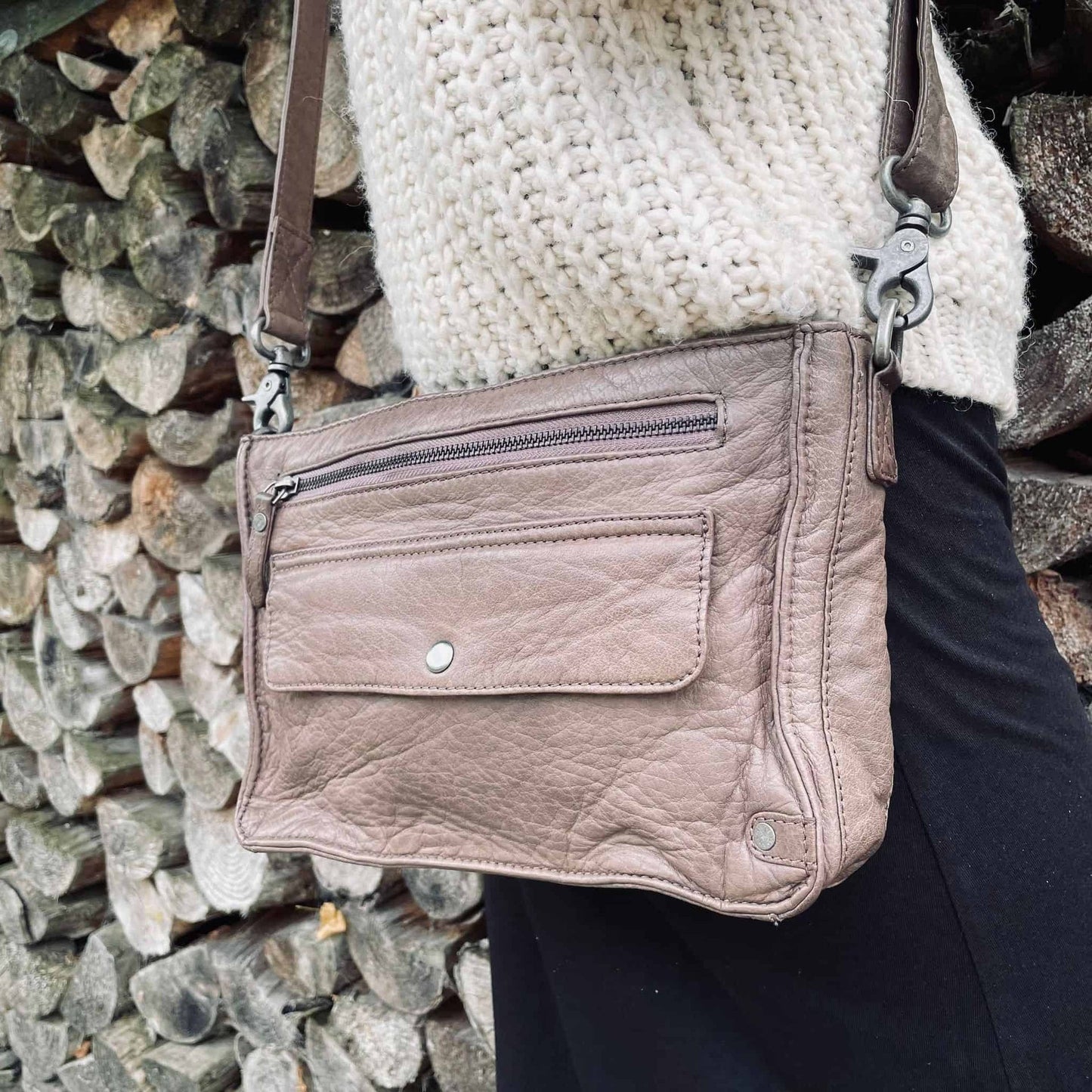 Crossbody - BAILY i en blød og vasket kvalitet - VIAMAJA.DK
