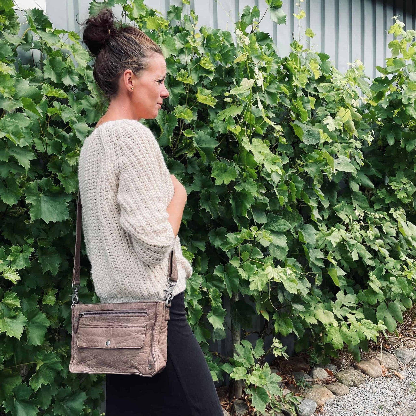 Crossbody - BAILY i en blød og vasket kvalitet - VIAMAJA.DK